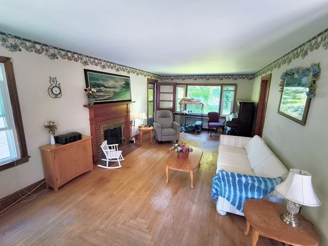 4 Pleasant St, Plainville, MA 02762