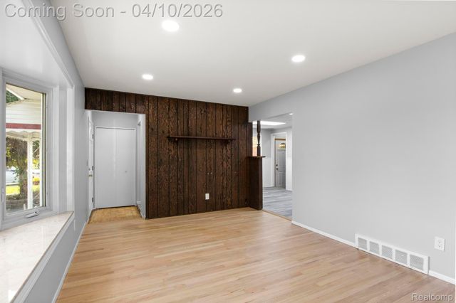 6171 Kingsbury Street, Dearborn Heights, MI 48127