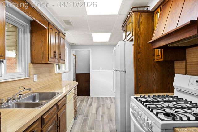 6171 Kingsbury Street, Dearborn Heights, MI 48127