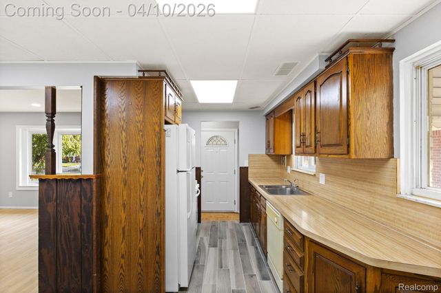 6171 Kingsbury Street, Dearborn Heights, MI 48127