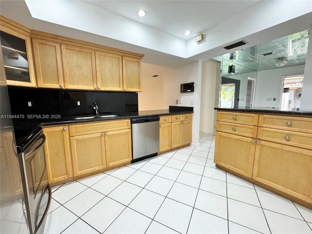 2001 S Saint Andrews Rd 121, Hollywood, FL 33021