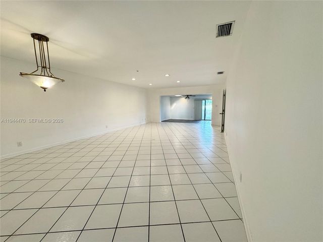 2001 S Saint Andrews Rd 121, Hollywood, FL 33021