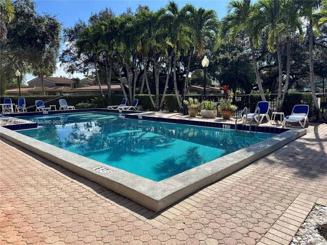 2001 S Saint Andrews Rd 121, Hollywood, FL 33021