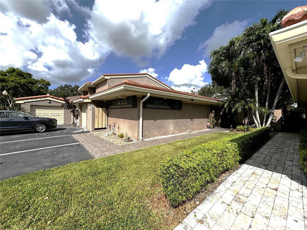 2001 S Saint Andrews Rd 121, Hollywood, FL 33021