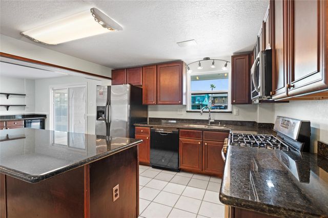 920 Bonita Street, Bayou Vista, TX 77563