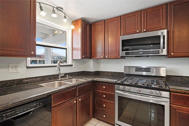 920 Bonita Street, Bayou Vista, TX 77563