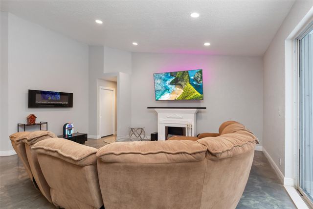 1400 NW 102nd Dr, Coral Springs, FL 33071