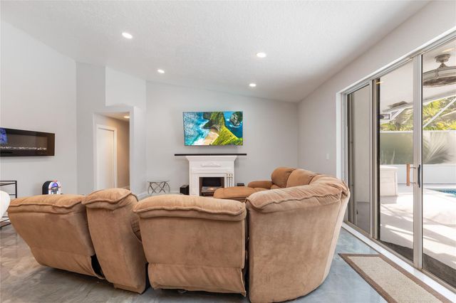 1400 NW 102nd Dr, Coral Springs, FL 33071