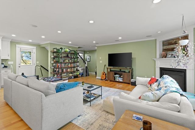 42-44 Oakview Terrace 42, Boston, MA 02130