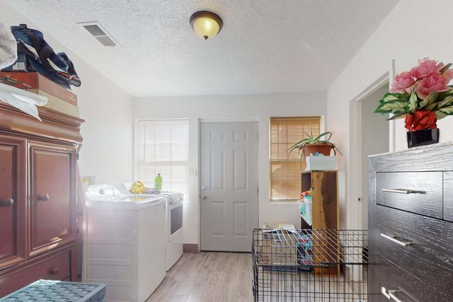 409 57th Street NW, Albuquerque, NM 87105