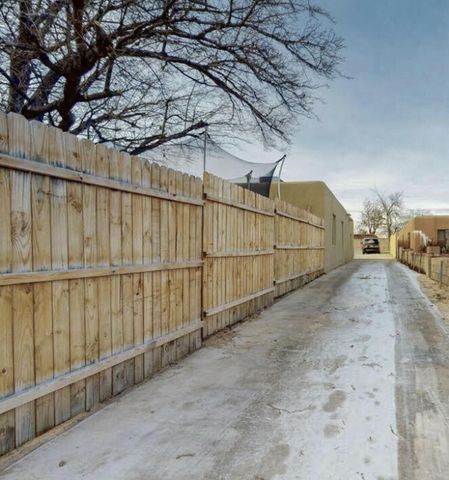 409 57th Street NW, Albuquerque, NM 87105