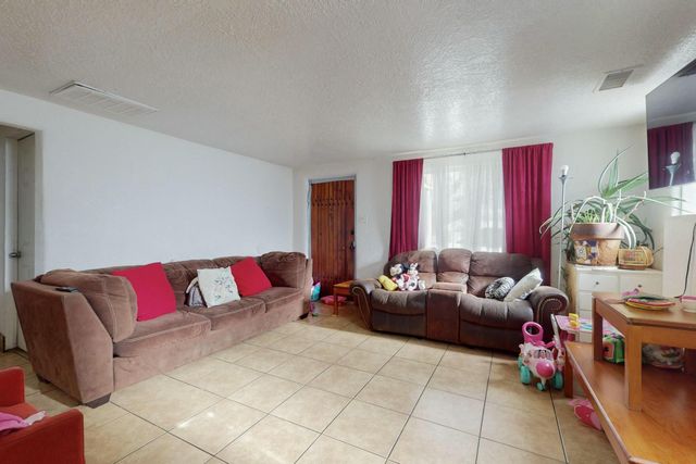 409 57th Street NW, Albuquerque, NM 87105