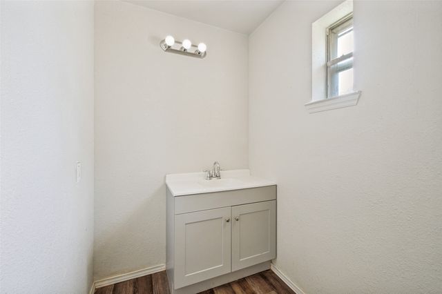 1814 Refinery Road, Gainesville, TX 76240