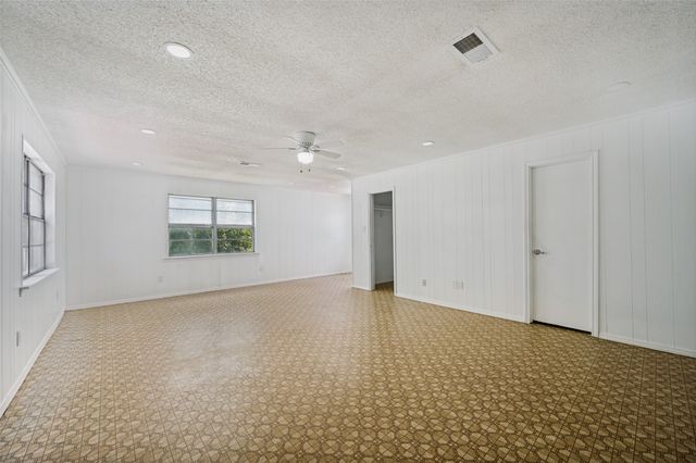 1814 Refinery Road, Gainesville, TX 76240