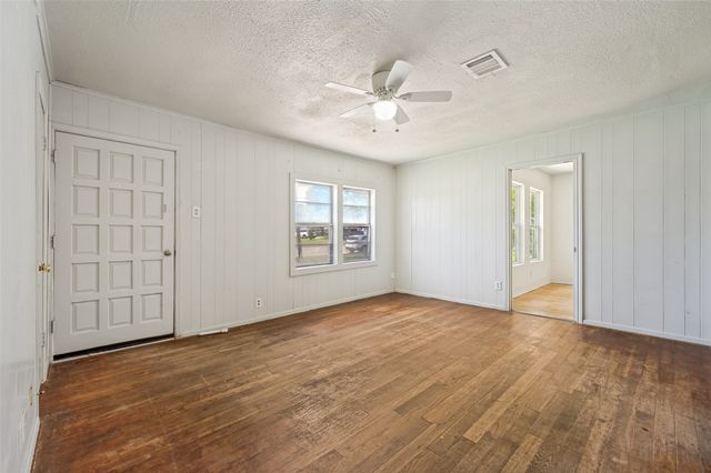 1814 Refinery Road, Gainesville, TX 76240