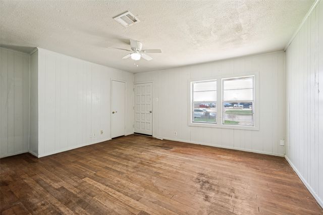 1814 Refinery Road, Gainesville, TX 76240