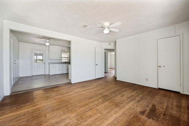 1814 Refinery Road, Gainesville, TX 76240
