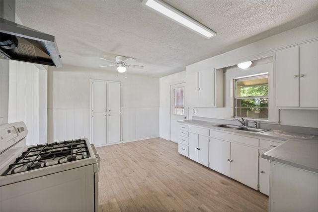 1814 Refinery Road, Gainesville, TX 76240