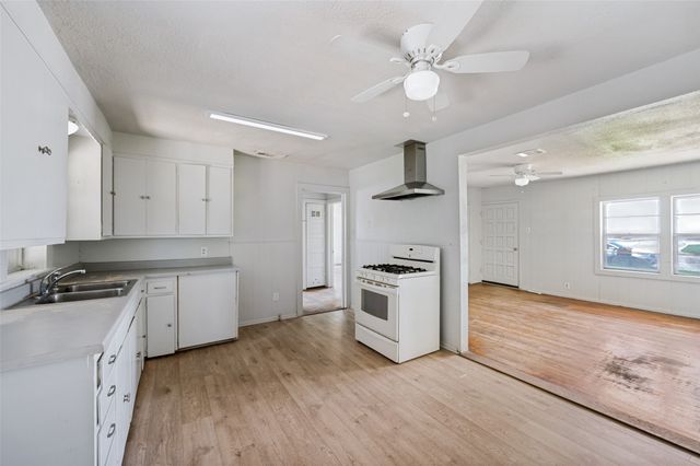 1814 Refinery Road, Gainesville, TX 76240