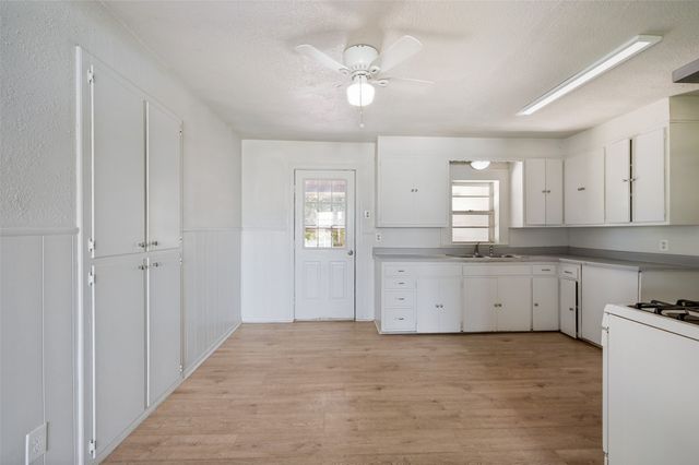 1814 Refinery Road, Gainesville, TX 76240