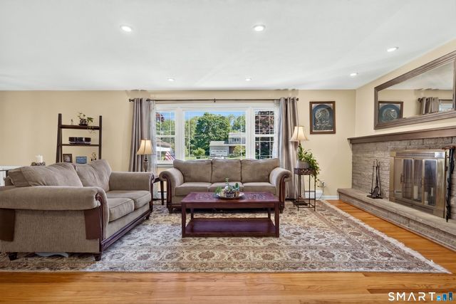 16 Williamsburg Drive, Orange, CT 06477