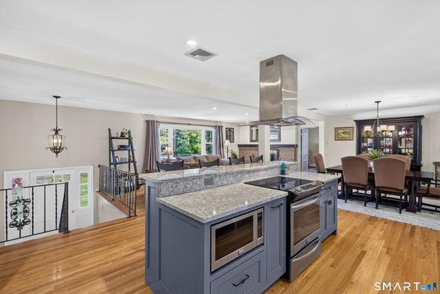 16 Williamsburg Drive, Orange, CT 06477