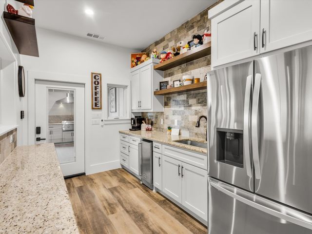 102 Shadywood Place, Enchanted Oaks, TX 75156