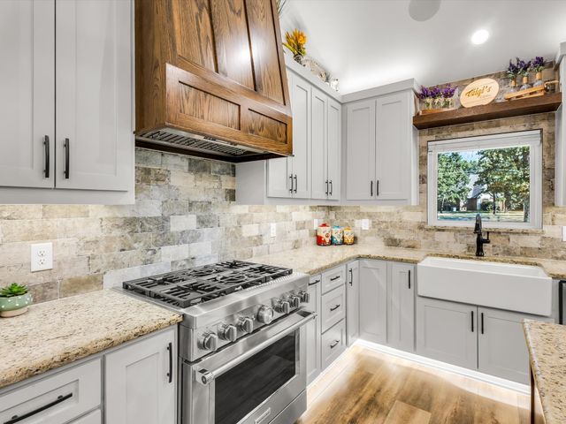 102 Shadywood Place, Enchanted Oaks, TX 75156