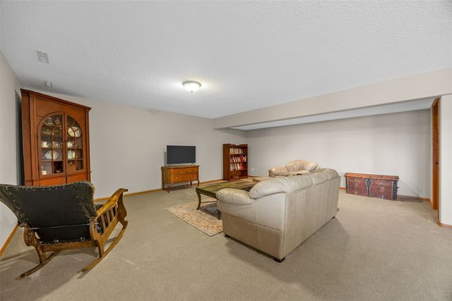 230 Windflower Lane, Solon, IA 52233