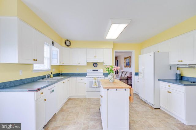 88 WINDSOR DR, Charles Town, WV 25414