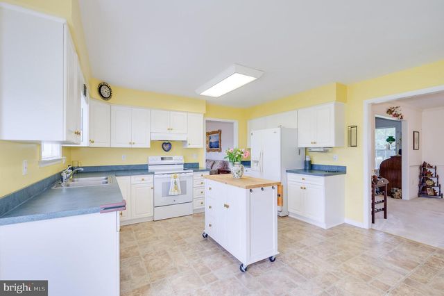 88 WINDSOR DR, Charles Town, WV 25414