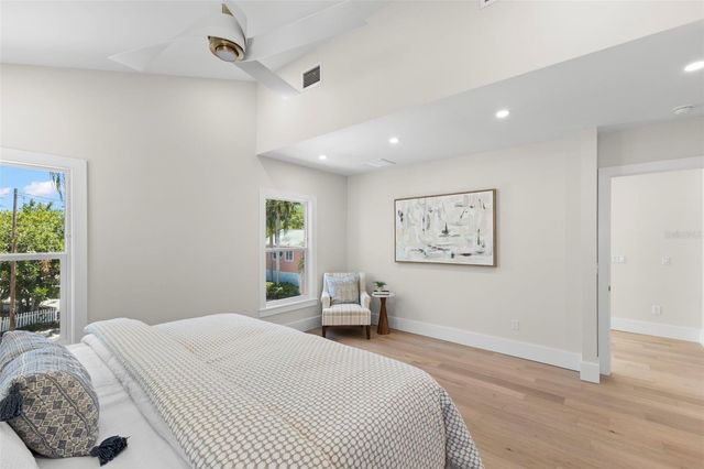 1100 8TH STREET N, St Petersburg, FL 33701