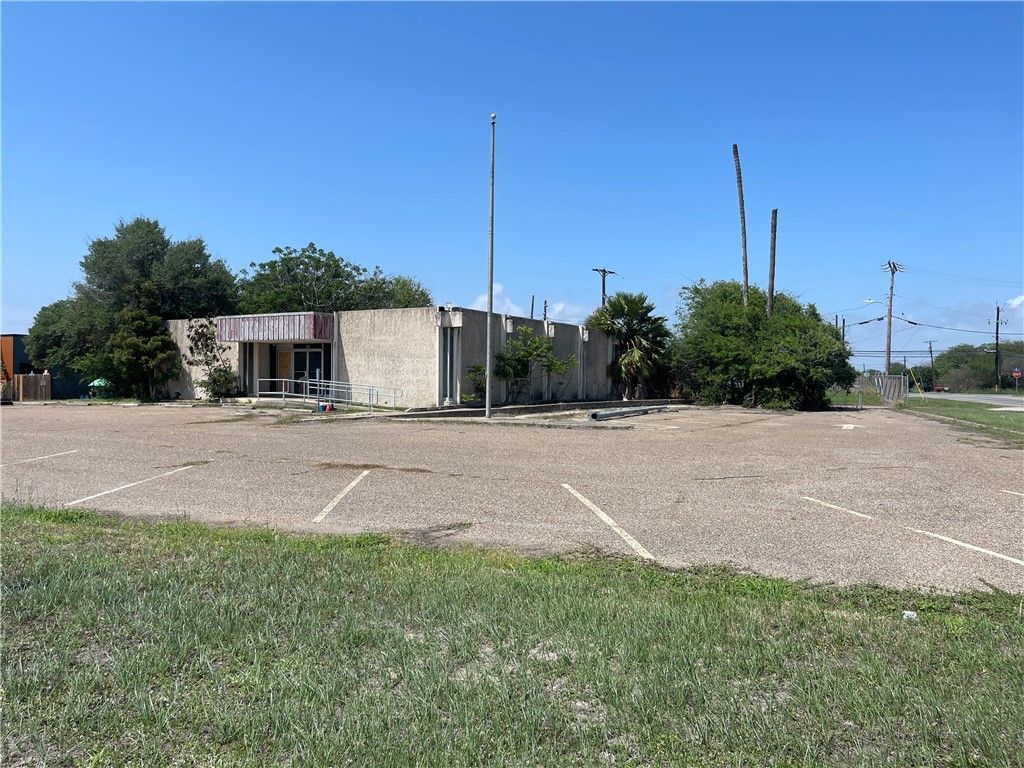 900 Moore Ave, Portland, TX 78374 — photo 5
