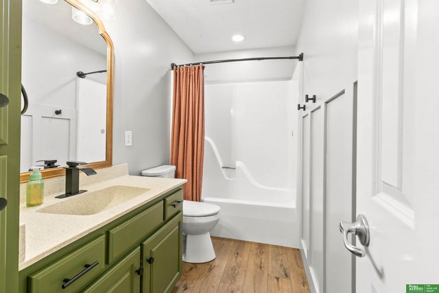 16043 Spaulding Circle, Omaha, NE 68116