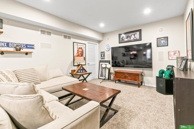 16043 Spaulding Circle, Omaha, NE 68116