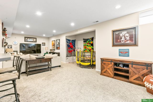 16043 Spaulding Circle, Omaha, NE 68116