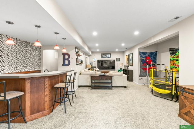 16043 Spaulding Circle, Omaha, NE 68116