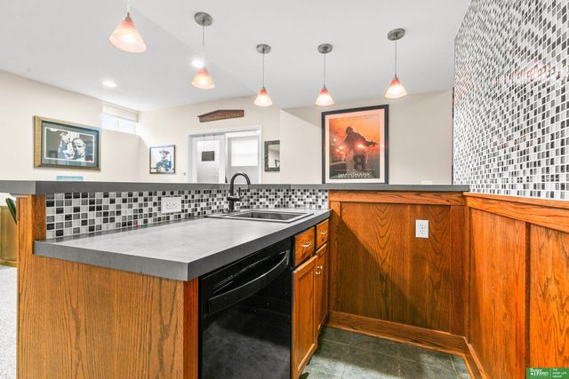 16043 Spaulding Circle, Omaha, NE 68116