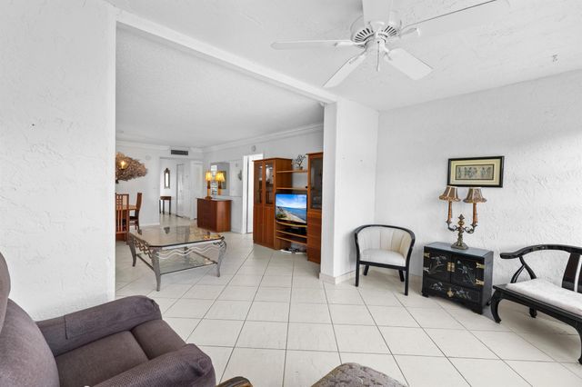 27 Abbey Lane 205, Delray Beach, FL 33446