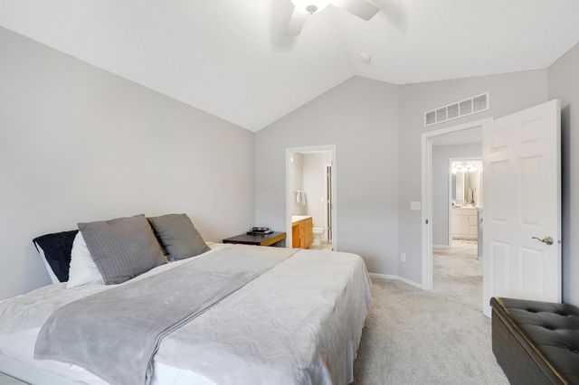 20330 Kensfield Trail 1504, Lakeville, MN 55044