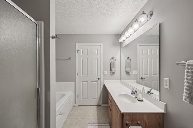 20330 Kensfield Trail 1504, Lakeville, MN 55044