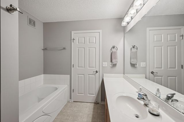 20330 Kensfield Trail 1504, Lakeville, MN 55044