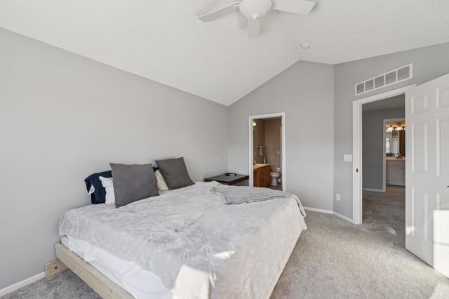 20330 Kensfield Trail 1504, Lakeville, MN 55044