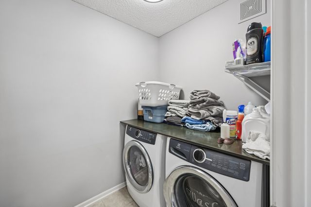 20330 Kensfield Trail 1504, Lakeville, MN 55044