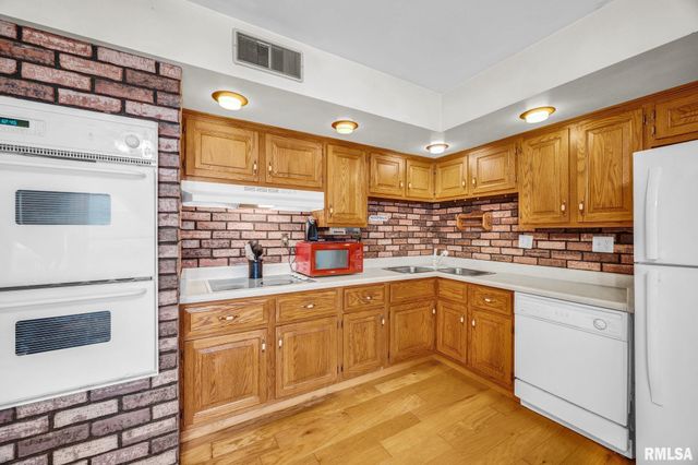 616 W HAWLIETTE Court, Peoria, IL 61614