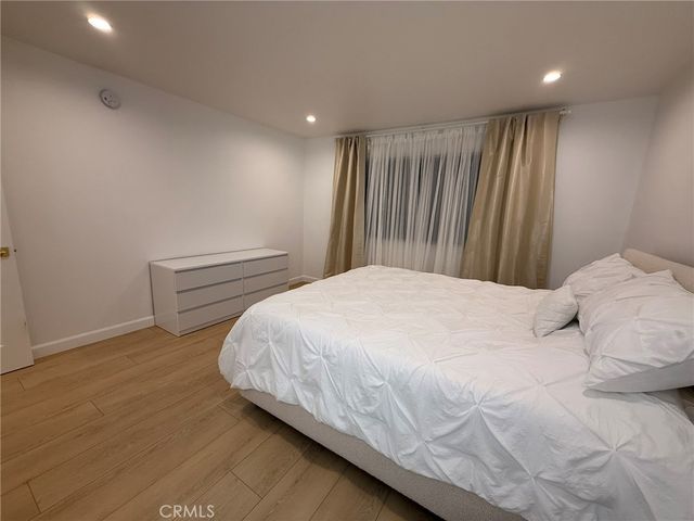 22139 Burbank, Woodland Hills, CA 91367