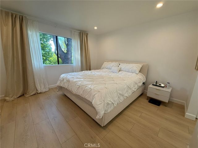 22139 Burbank, Woodland Hills, CA 91367