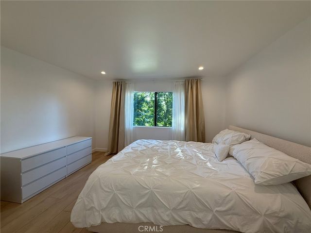 22139 Burbank, Woodland Hills, CA 91367