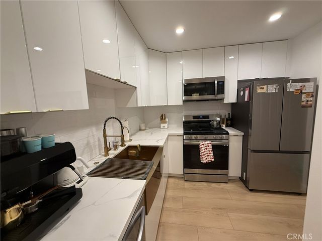 22139 Burbank, Woodland Hills, CA 91367