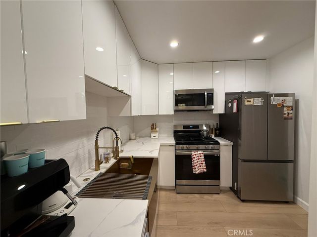 22139 Burbank, Woodland Hills, CA 91367